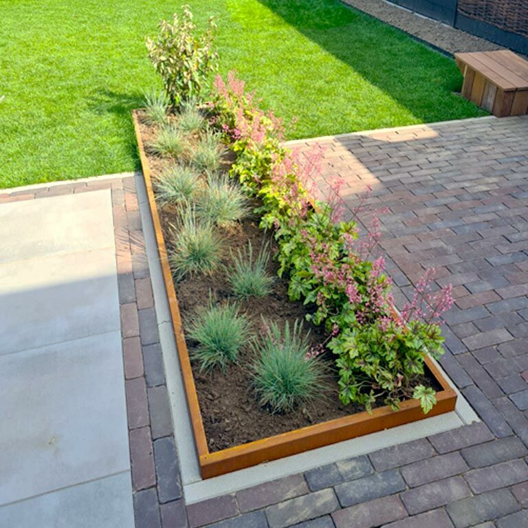 Odgięte obrzeże ze stali corten 12 cm (długość 150 cm)