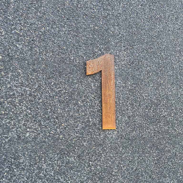 Numer domu ze stali corten 1 - 12,9 x 30 cm