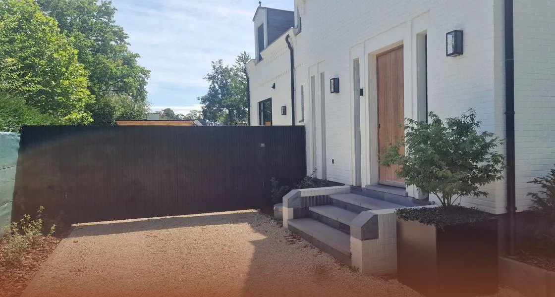 Inspiracja dla ogrodu frontowego z podjazdem